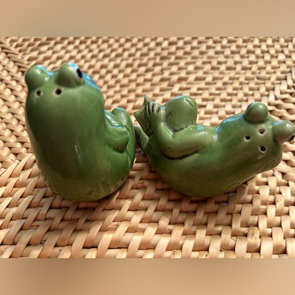 Vintage 70s Frog S&P Shakers. Marked H923 on bottom. Approx 2.5” H, 3.75” L. - Picture 2 of 3